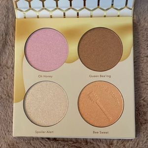 Brand New Beauty Bakerie Milk and Honey Highlighter Palette